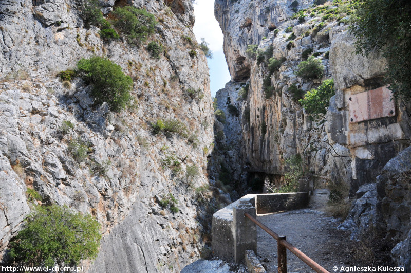 Widok na Caminito del Rey za zamkniętymi drzwiami