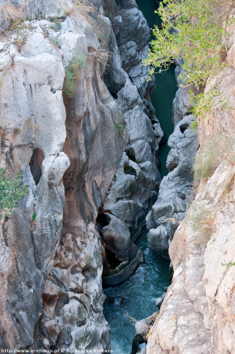 Rzeka Guadalhorce w głębi kanionu - widok z Caminito del Rey